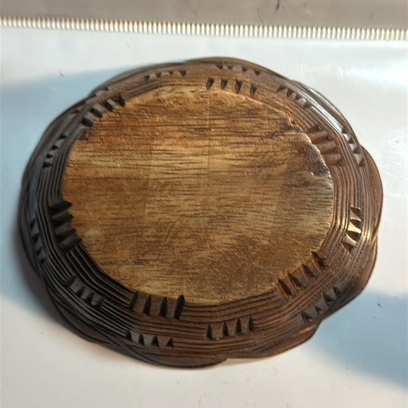 2 piece wooden hand carved hen on a nest - Picture 7 of 11